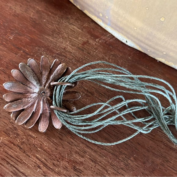 90’s Enamel flower pendant green cords necklace - Picture 4 of 6